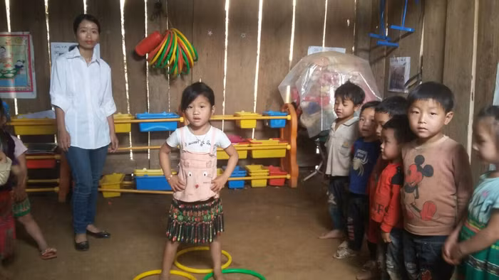 Cô Dung hướng dẫn trẻ chơi trò chơi tại trường. Ảnh: GVCC.