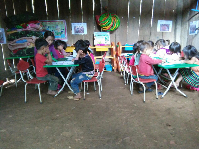 5 năm qua cô Dung miệt mài gieo chữ cho trẻ em bản Lồng Ngài trong điều kiện vẫn còn rất nhiều khó khăn. Trong ảnh lớp học vẫn nền đất, không có điện. Ảnh: GVCC.