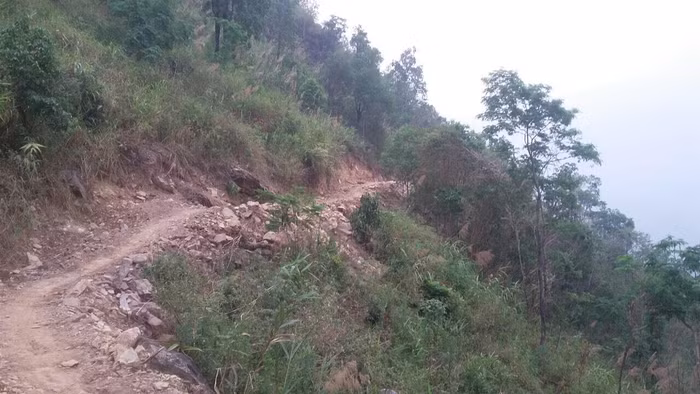 Con đường mòn lởm chởm đất đá hàng ngày học sinh đến điểm Trường mầm non 2 xã Nậm Hàng học chữ. Ảnh: GVCC.