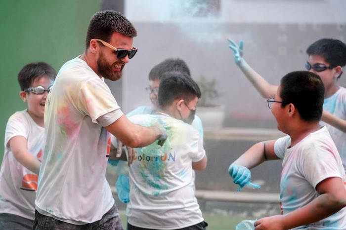 Hoạt động ném bột màu an toàn khiến học sinh vô cùng thích thú. Ảnh: NVCC. Hoạt động ném bột màu an toàn khiến học sinh vô cùng thích thú. Ảnh: NVCC.