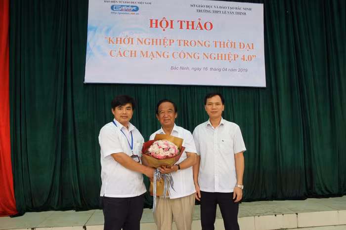Ban giám hiệu Trường trung học phổ thông Lê Văn Thịnh tặng hoa và cảm ơn sâu sắc Giáo sư Nguyễn Lân Dũng. Ảnh: Vũ Phương.