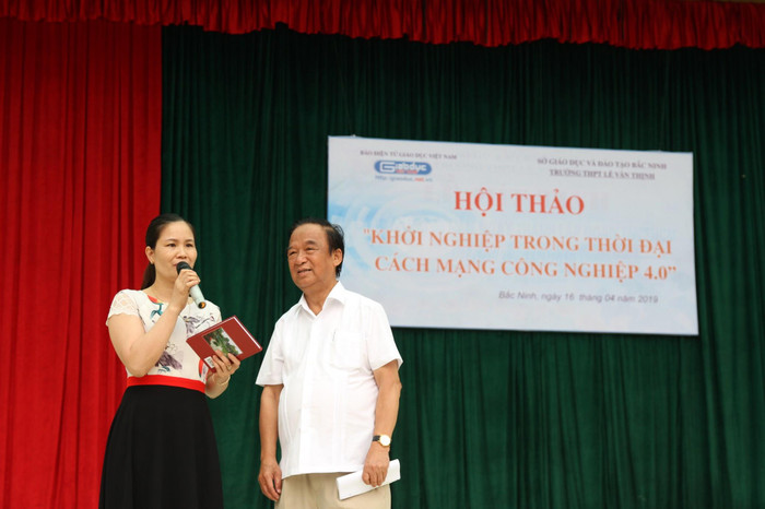 Giáo sư Nguyễn Lân Dũng tặng sách cho giáo viên. Ảnh: Vũ Phương. Giáo sư Nguyễn Lân Dũng tặng sách cho giáo viên. Ảnh: Vũ Phương.