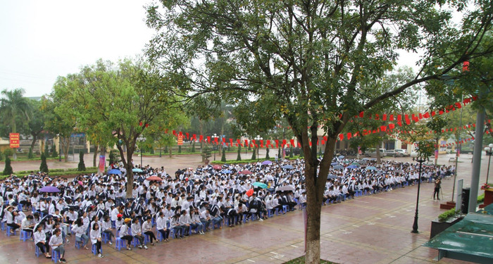 Hơn 1.500 học sinh Trường trung học phổ thông Lê Văn Thịnh đội mưa nghe Giáo sư Nguyễn Lân Dũng chia sẻ về cuộc cách mạng công nghiệp 4.0. Ảnh: Vũ Phương. Hơn 1.500 học sinh Trường trung học phổ thông Lê Văn Thịnh đội mưa nghe Giáo sư Nguyễn Lân Dũng chia sẻ về cuộc cách mạng công nghiệp 4.0. Ảnh: Vũ Phương.