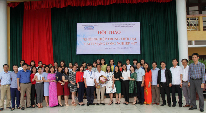 Giáo sư Nguyễn Lân Dũng chụp ảnh kỷ niệm với các thầy cô giáo Trường trung học phổ thông Lê Văn Thịnh. Ảnh: Vũ Phương. Giáo sư Nguyễn Lân Dũng chụp ảnh kỷ niệm với các thầy cô giáo Trường trung học phổ thông Lê Văn Thịnh. Ảnh: Vũ Phương.