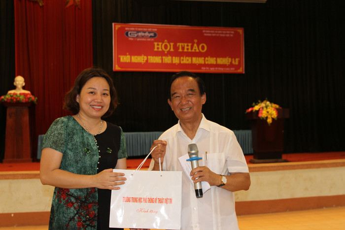 Cô Hiệu trưởng Phạm Thị Thu Huyền tặng quà, cảm ơn sâu sắc Giáo sư Nguyễn Lân Dũng về buổi nói chuyện hết sức ý nghĩa, bổ ích cho thầy và trò Trường trung học phổ thông Kỹ thuật Việt Trì. Ảnh: Vũ Phương. Cô Hiệu trưởng Phạm Thị Thu Huyền tặng quà, cảm ơn sâu sắc Giáo sư Nguyễn Lân Dũng về buổi nói chuyện hết sức ý nghĩa, bổ ích cho thầy và trò Trường trung học phổ thông Kỹ thuật Việt Trì. Ảnh: Vũ Phương.