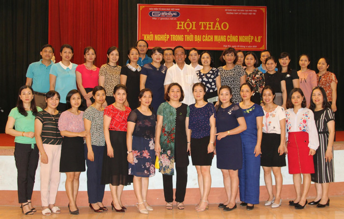 Các thầy cô giáo chụp ảnh kỷ niệm với Giáo sư Nguyễn Lân Dũng. Ảnh: Vũ Phương. Các thầy cô giáo chụp ảnh kỷ niệm với Giáo sư Nguyễn Lân Dũng. Ảnh: Vũ Phương.