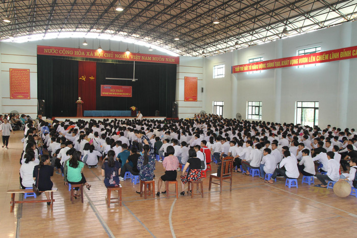 Dù thời tiết nắng nóng, oi bức, gần 700 học sinh, thầy cô giáo chăm chú lắng nghe buổi nói chuyện rất hấp dẫn và bổ ích của Giáo sư Nguyễn Lân Dũng. Ảnh: Vũ Phương. Dù thời tiết nắng nóng, oi bức, gần 700 học sinh, thầy cô giáo chăm chú lắng nghe buổi nói chuyện rất hấp dẫn và bổ ích của Giáo sư Nguyễn Lân Dũng. Ảnh: Vũ Phương.