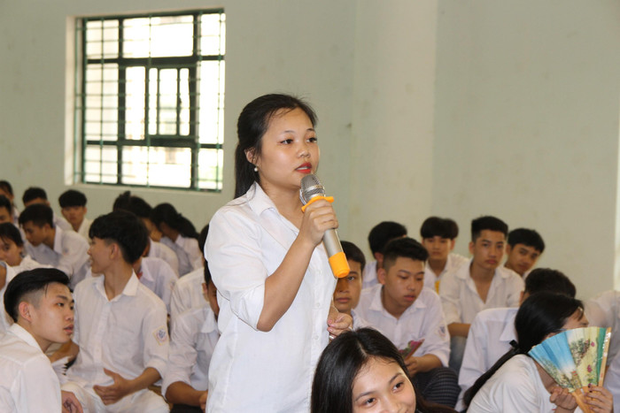 Em Tô Phương Quỳnh giao lưu, đặt câu hỏi với Giáo sư Nguyễn Lân Dũng. Ảnh: Vũ Phương. Em Tô Phương Quỳnh giao lưu, đặt câu hỏi với Giáo sư Nguyễn Lân Dũng. Ảnh: Vũ Phương.