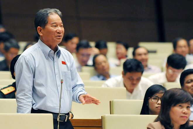 Ông Nguyễn Bá Thuyền thẳng thắn cho rằng, những cán bộ có con dính gian lận điểm thi không xứng đáng làm cán bộ công chức Nhà nước. Ảnh: Quốc hội. Ông Nguyễn Bá Thuyền thẳng thắn cho rằng, những cán bộ có con dính gian lận điểm thi không xứng đáng làm cán bộ công chức Nhà nước. Ảnh: Quốc hội.