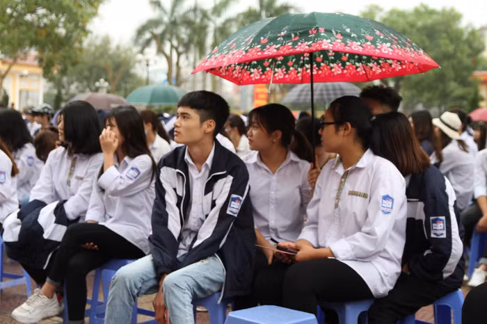 Hơn một ngàn học sinh và thầy cô giáo vẫn rất hào hứng khi được nghe Giáo sư nói về khởi nghiệp trong thời kỳ cách mạng công nghiệp 4.0. Ảnh: Vũ Phương.
