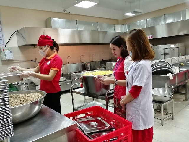 Khu vực chế biến thức ăn của Trường tiểu học Thanh Xuân Bắc rất sạch sẽ, hiện đại, tuy nhiên, vấn đề phụ huynh lo lắng và đặt câu hỏi là nguồn gốc thực phẩm do đơn vị cung cấp đưa vào trường có đảm bảo hay không. Ảnh: Cổng thông tin Trường tiểu học Thanh Xuân Bắc. Khu vực chế biến thức ăn của Trường tiểu học Thanh Xuân Bắc rất sạch sẽ, hiện đại, tuy nhiên, vấn đề phụ huynh lo lắng và đặt câu hỏi là nguồn gốc thực phẩm do đơn vị cung cấp đưa vào trường có đảm bảo hay không. Ảnh: Cổng thông tin Trường tiểu học Thanh Xuân Bắc.