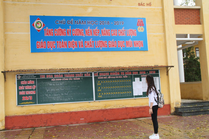 Tại Trường trung học phổ thông Lê Văn Thịnh, nhiều pano, áp-phích khẩu hiệu được treo, đặt ở vị trí bắt mắt, dễ nhìn góp phần không nhỏ giúp học sinh phấn đấu trong học tập, nói lời hay, cử xử lịch thiệp, nhã nhặn. Ảnh: V.P. Tại Trường trung học phổ thông Lê Văn Thịnh, nhiều pano, áp-phích khẩu hiệu được treo, đặt ở vị trí bắt mắt, dễ nhìn góp phần không nhỏ giúp học sinh phấn đấu trong học tập, nói lời hay, cử xử lịch thiệp, nhã nhặn. Ảnh: V.P.