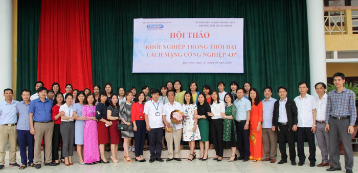 Giáo sư Nguyễn Lân Dũng chụp ảnh kỷ niệm với lãnh đạo, giáo viên, cán bộ, nhân viên Trường trung học phổ thông Lê Văn Thịnh kết thúc buổi hội thảo Khởi nghiệp trong thời kỳ cách mạng công nghiệp 4.0. Ảnh: V.P. Giáo sư Nguyễn Lân Dũng chụp ảnh kỷ niệm với lãnh đạo, giáo viên, cán bộ, nhân viên Trường trung học phổ thông Lê Văn Thịnh kết thúc buổi hội thảo Khởi nghiệp trong thời kỳ cách mạng công nghiệp 4.0. Ảnh: V.P.