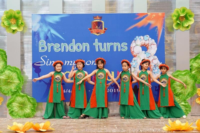 Học sinh tiểu học Brendon rất mạnh dạn, tự tin biểu diễn các tiết mục nghệ thuật. Ảnh: NVCC. Học sinh tiểu học Brendon rất mạnh dạn, tự tin biểu diễn các tiết mục nghệ thuật. Ảnh: NVCC.
