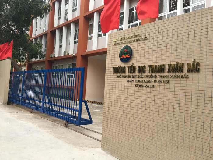 Trường Tiểu học Thanh Xuân Bắc được xây mới khang trang, hiện đại, nhưng vấn đề an toàn thực phẩm, bữa ăn bán trú tại trường khiến không ít phụ huynh lo ngại. Ảnh: Vũ Phương.