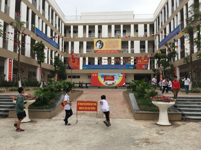 Nhiều học sinh Trường Tiểu học Thanh Xuân Bắc đi học về đến chiều tối thứ 6 ngày 29/3 bị đau bụng, đi ngoài dấu hiệu bị ngộ độc thức ăn. Phụ huynh cho rằng rất có thể do bữa ăn bán trú tại trường. Ảnh: Vũ Phương.