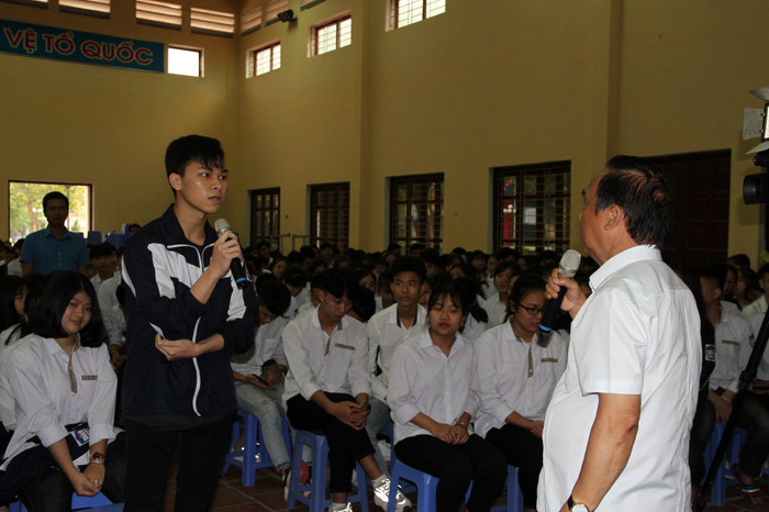 Giáo sư Nguyễn Lân Dũng trả lời câu hỏi, cũng như băn khoăn của học sinh khối 12 trước ngưỡng cửa cuộc đời chọn nghề gì, không vào đại học có được không trong hội trường khi trời mưa nặng hạt. Ảnh: Vũ Phương. Giáo sư Nguyễn Lân Dũng trả lời câu hỏi, cũng như băn khoăn của học sinh khối 12 trước ngưỡng cửa cuộc đời chọn nghề gì, không vào đại học có được không trong hội trường khi trời mưa nặng hạt. Ảnh: Vũ Phương.