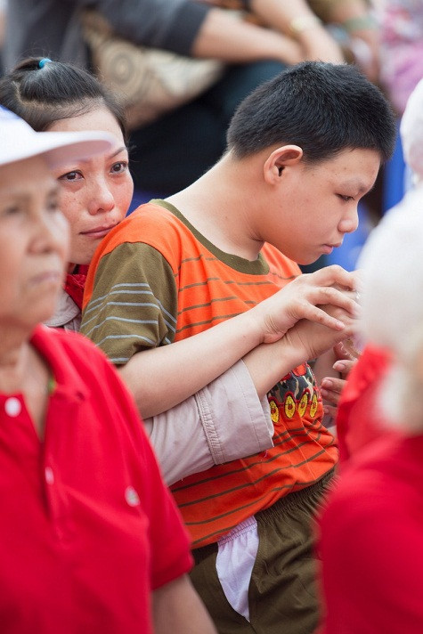 Một bà mẹ rưng rưng nước mắt Một bà mẹ rưng rưng nước mắt