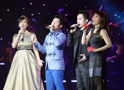 10. Hồng Nhung xinh tươi như nữ quý tộc trong bộ đầm màu đồng bồng bềnh