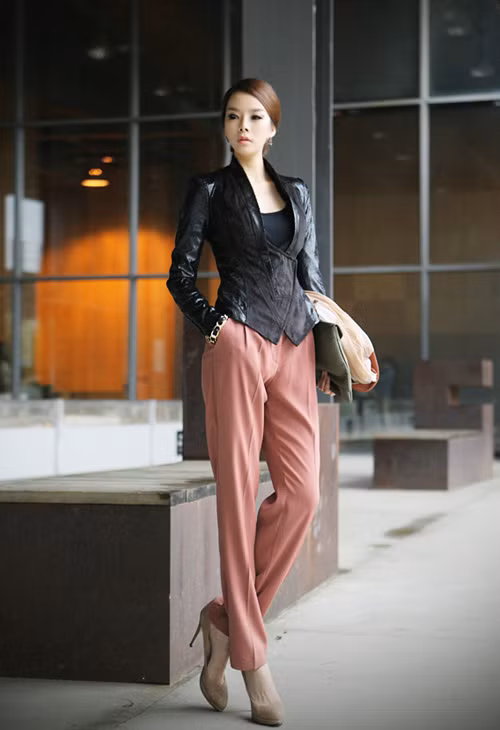 Nếu không thích sự bí ẩn và lạnh lùng của cả một cây đen, bạn cũng có thể mix chúng với quần ...