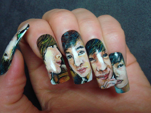 Có hai cách để thực hiện mẫu nail này là vẽ và in. Những mẫu in sẵn tuy có đường nét rõ ràng, cầu kỳ và có thể rẻ hơn nhưng lại được sản xuất hàng loạt và không đem đến nhiều cảm xúc như các mẫu vẽ thủ công. Có hai cách để thực hiện mẫu nail này là vẽ và in. Những mẫu in sẵn tuy có đường nét rõ ràng, cầu kỳ và có thể rẻ hơn nhưng lại được sản xuất hàng loạt và không đem đến nhiều cảm xúc như các mẫu vẽ thủ công.