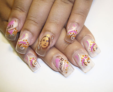 Có vẻ như tổng thống Obama và các thành viên trong gia đình ông đã đem đến nguồn cảm hứng vô tận cho các chuyên gia vẽ móng. Có vẻ như tổng thống Obama và các thành viên trong gia đình ông đã đem đến nguồn cảm hứng vô tận cho các chuyên gia vẽ móng.