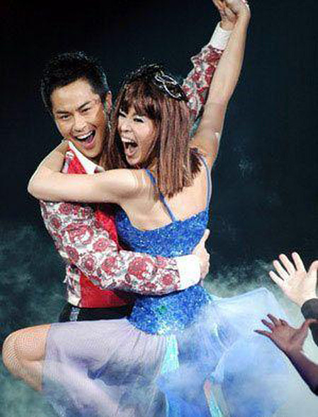 Hồ Hạnh Nhi cười khoái chí vì được khiêu vũ với một anh chàng quá đẹp trai Hồ Hạnh Nhi cười khoái chí vì được khiêu vũ với một anh chàng quá đẹp trai