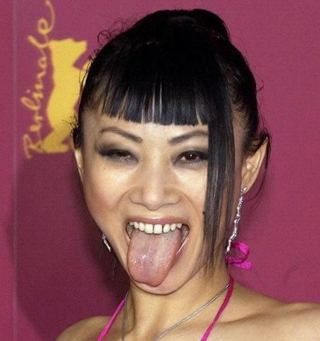 Bạch Linh đang "dọa ma" khán giả với nụ cười kinh dị Bạch Linh đang "dọa ma" khán giả với nụ cười kinh dị