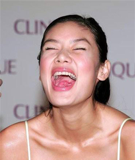 Lâm Đại Hùng cười khoe răng, khoe luôn cả lưỡi Lâm Đại Hùng cười khoe răng, khoe luôn cả lưỡi