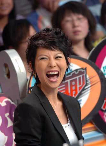 Thái Thiếu Phân đang đo độ lớn của miệng với đồng nghiệp? Thái Thiếu Phân đang đo độ lớn của miệng với đồng nghiệp?