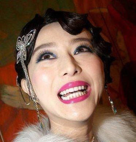 Phạm Băng Băng trang điểm chẳng khác gì một diễn viên kinh kịch. Không những thế, nụ cười của cô cũng "kinh khủng" không kém Phạm Băng Băng trang điểm chẳng khác gì một diễn viên kinh kịch. Không những thế, nụ cười của cô cũng "kinh khủng" không kém