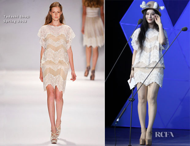 Chiếc mũ tuần lộc nghịch ngợm khiến bộ đầm suông từ dịu dàng, nữ tính trở nên đáng yêu. Chiếc mũ tuần lộc nghịch ngợm khiến bộ đầm suông từ dịu dàng, nữ tính trở nên đáng yêu.