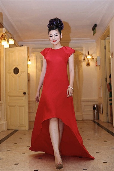 Dương Tú Anh thường chọn cả trang phục, trang điểm, đầu tóc quá... dừ.