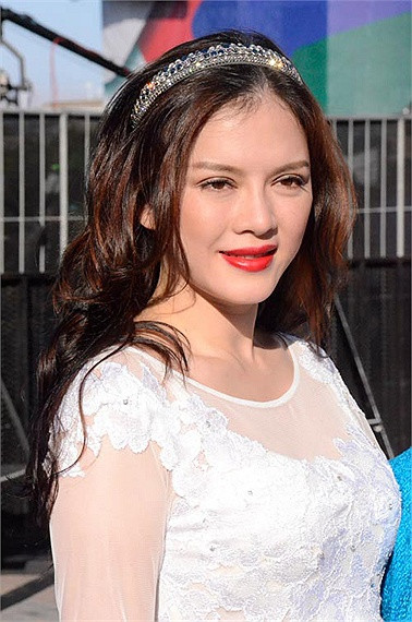 Trong khi các ngôi sao trẻ làm mình già đi, Lý Nhã Kỳ lại thích cưa sừng làm nghé, trong ảnh này là với chiếc bờm điệu đà.