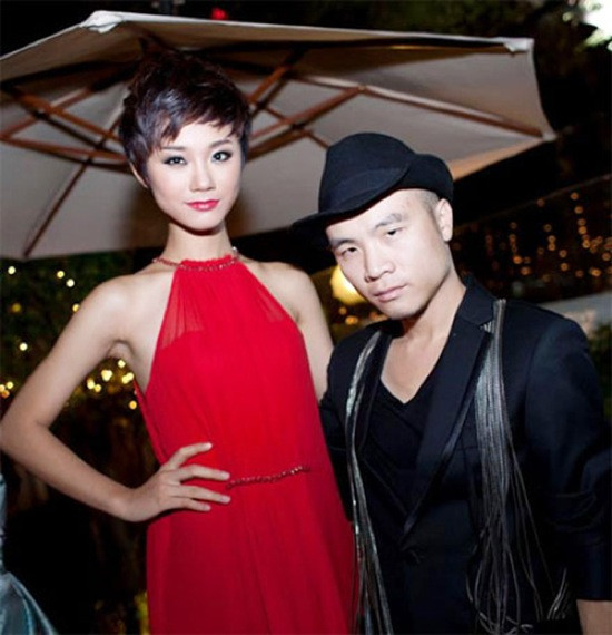 Gương mặt của cô nàng đã mất hẳn sự đáng yêu và tự nhiên vốn có. Thay vào đó là sự gượng gạo và khô cứng vì phẫu thuật