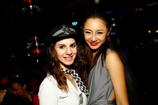 Nhưng cô nàng cũng bị cuốn vào trào lưu thẩm mỹ của những đàn chị khác của Vbiz