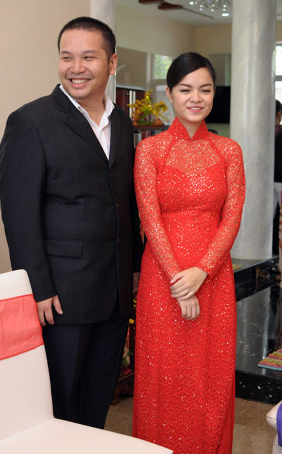 Trong cả lễ ăn hỏi và lễ cưới, Phạm Quỳnh Anh đều diện áo dài: Khi thì diện một chiếc váy cưới màu trắng ren nổi thật tinh tế với phần ngực bằng voan chấm bi, khi lại diện váy cưới ren đỏ đính sequin cực kỳ bắt mắt. Trong cả lễ ăn hỏi và lễ cưới, Phạm Quỳnh Anh đều diện áo dài: Khi thì diện một chiếc váy cưới màu trắng ren nổi thật tinh tế với phần ngực bằng voan chấm bi, khi lại diện váy cưới ren đỏ đính sequin cực kỳ bắt mắt.