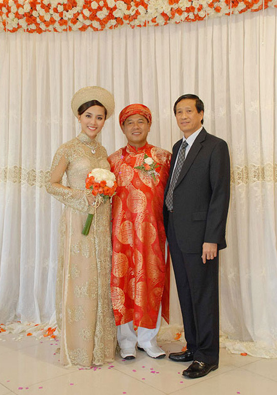 Á hậu Dương Trương Thiên Lý diện áo dài có thiết kế đặc biệt màu vàng đồng ánh kim trong đám cưới với doanh nhân Nguyễn Quốc Toàn. Á hậu Dương Trương Thiên Lý diện áo dài có thiết kế đặc biệt màu vàng đồng ánh kim trong đám cưới với doanh nhân Nguyễn Quốc Toàn.