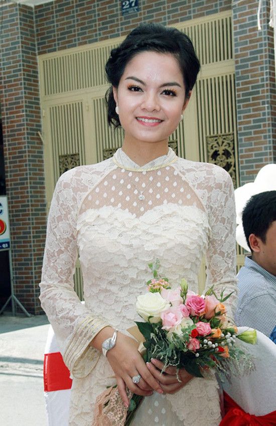 Áo dài cưới Vào ngày lễ vu quy, cô dâu nào cũng muốn mình trở nên thật xinh đẹp và lộng lẫy. Những mỹ nhân trong showbiz Việt cũng vậy. Bên cạnh những bộ váy cưới lung linh, xa hoa thì ngày càng nhiều kiều nữ chọn áo dài làm trang phục cưới cho mình. Áo dài cách tân với vẻ đẹp hiện đại hơn giúp họ trở nên trang nhã đậm chất truyền thống. Áo dài cưới Vào ngày lễ vu quy, cô dâu nào cũng muốn mình trở nên thật xinh đẹp và lộng lẫy. Những mỹ nhân trong showbiz Việt cũng vậy. Bên cạnh những bộ váy cưới lung linh, xa hoa thì ngày càng nhiều kiều nữ chọn áo dài làm trang phục cưới cho mình. Áo dài cách tân với vẻ đẹp hiện đại hơn giúp họ trở nên trang nhã đậm chất truyền thống.