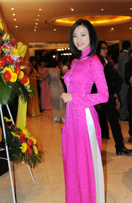 Ngô Thanh Vân phối hợp phụ kiện khéo léo để tôn thêm vẻ đẹp cho bộ đồ của mình. Ngô Thanh Vân phối hợp phụ kiện khéo léo để tôn thêm vẻ đẹp cho bộ đồ của mình.