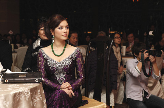 Sang trọng trong chiếc áo dài tím. Sang trọng trong chiếc áo dài tím.