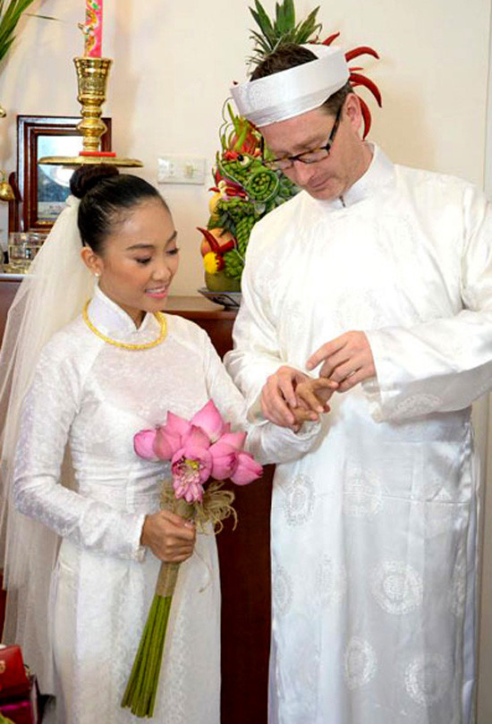 Đoan Trang và chồng cùng tông màu trắng. Họa tiết chữ song hỷ cách điệu tôn vinh vẻ đẹp tinh khiết của tân lang, tân nương. Đoan Trang và chồng cùng tông màu trắng. Họa tiết chữ song hỷ cách điệu tôn vinh vẻ đẹp tinh khiết của tân lang, tân nương.