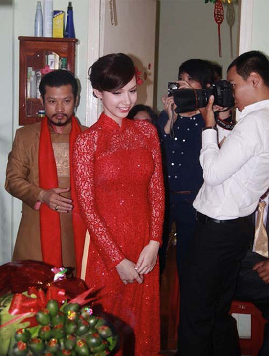 Quỳnh Chi rạng rỡ với áo dài ren đính sequin lấp lánh. Quỳnh Chi rạng rỡ với áo dài ren đính sequin lấp lánh.