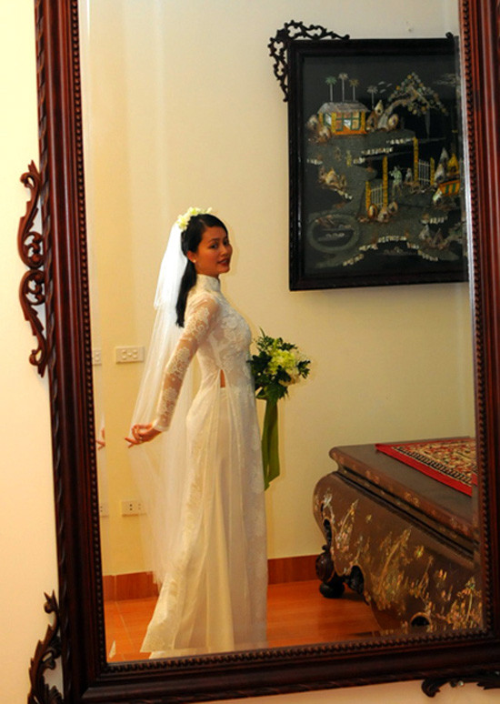 Đỗ Hải Yến và chiếc áo dài cưới may bằng vải ren hoa, lót crêpe và satin trong ngày cưới. Đỗ Hải Yến và chiếc áo dài cưới may bằng vải ren hoa, lót crêpe và satin trong ngày cưới.