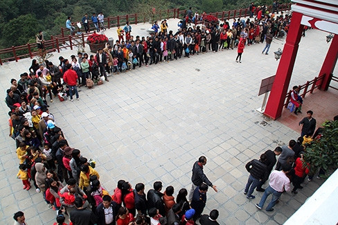 Du khách xếp hàng ngay ngắn lên cáp treo. Du khách xếp hàng ngay ngắn lên cáp treo.