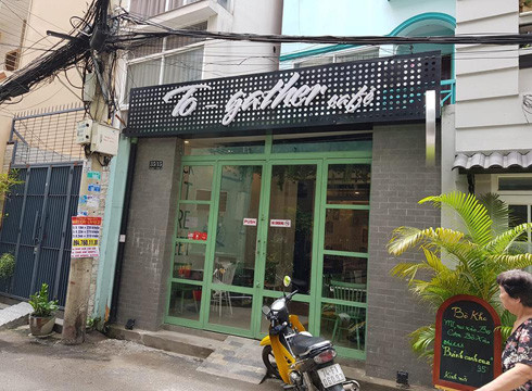 Địa chỉ này là một quán cafe, bán nước giải khát chứ không có bảng hiệu của cơ sở dạy thêm (ảnh: P.L) Địa chỉ này là một quán cafe, bán nước giải khát chứ không có bảng hiệu của cơ sở dạy thêm (ảnh: P.L)