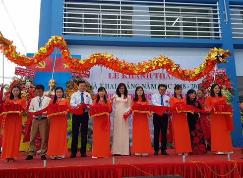 Cắt băng khánh thành cơ sở vật chất mới khang trang, hiện đại của Trường Cửu Long (ảnh: P.L) Cắt băng khánh thành cơ sở vật chất mới khang trang, hiện đại của Trường Cửu Long (ảnh: P.L)