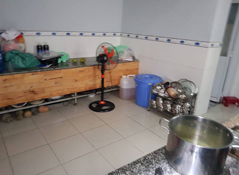 Gian bếp của một cơ sở bán trú tư thục tại quận 12, Thành phố Hồ Chí Minh (ảnh: P.L)