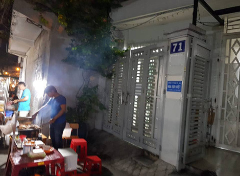 Phía trước cơ sở có treo biển Công ty trách nhiệm hữu hạn văn hóa - giáo dục Hoa Sen Việt (ảnh: P.L) Phía trước cơ sở có treo biển Công ty trách nhiệm hữu hạn văn hóa - giáo dục Hoa Sen Việt (ảnh: P.L)