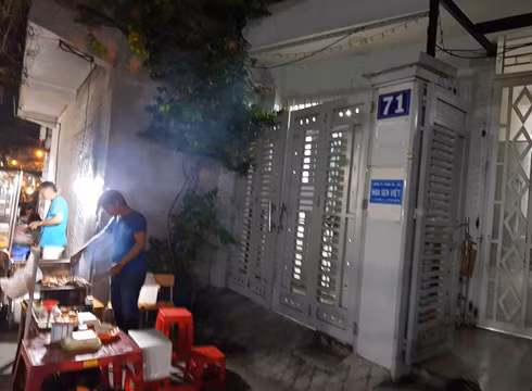 Phía trước cơ sở có treo biển Công ty trách nhiệm hữu hạn văn hóa - giáo dục Hoa Sen Việt (ảnh: P.L)